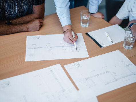 Planungsszene im Metallbau