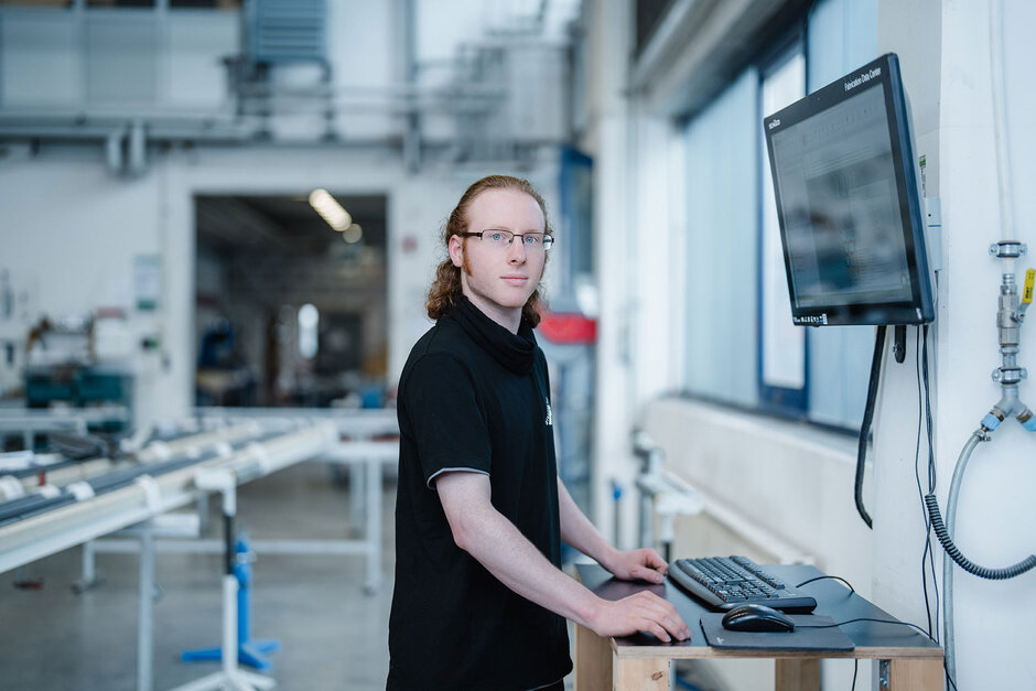 Der junge Metallbauer bei der Arbeit