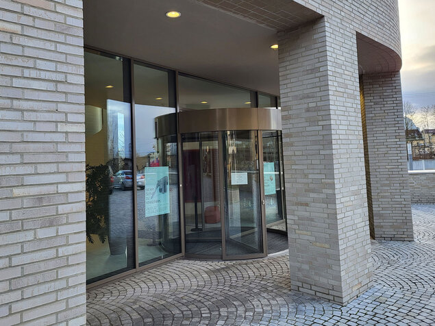Eingangsbereich mit Automatiktür – von Glasbau Wiedemann